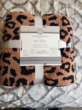 Huntington Home Knit Throw - Tan and Black Leopard Pattern